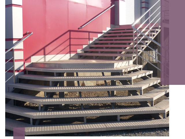 Лестницы для магазина в Соликамске — изготовление и монтаж