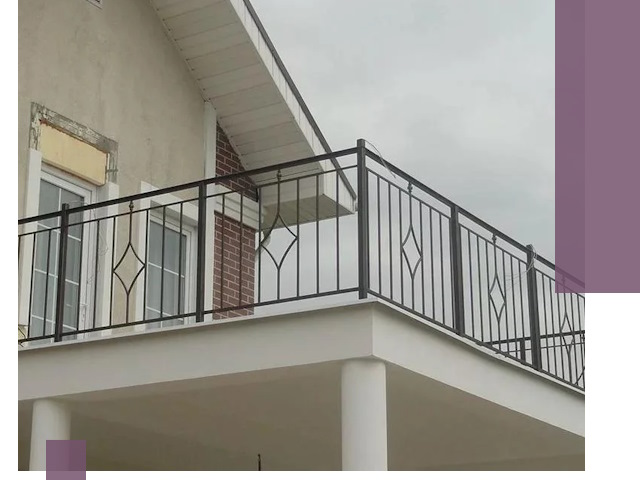 Изготовление балконных ограждений в Соликамске из металла и стекла