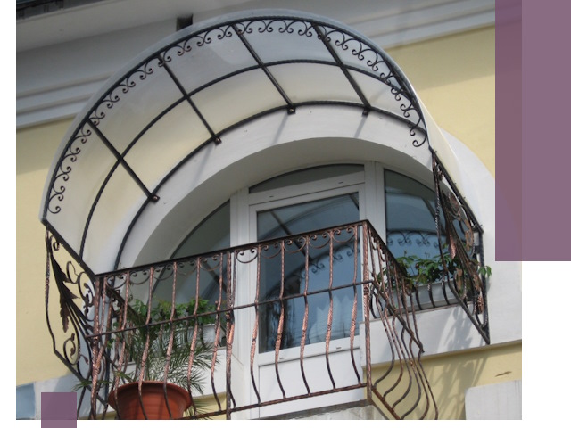 Козырьки над балконом в Соликамске — изготовление и монтаж