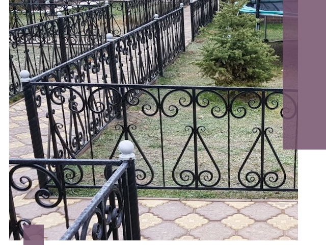 Кованые газонные ограждения под ключ в Соликамске